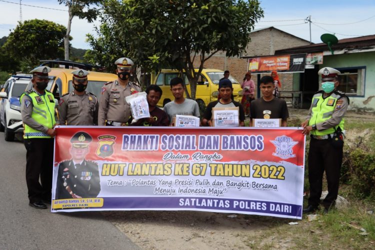 Kapolres Dairi AKBP Wahyudi Rahman, SH, S.I.K, MM Bersama Kasat Lantas Polres Dairi AKP Herliandri, SH serta personil Sat Lantas Polres Dairi bagikan bantuan sosial berupa sembako kepada Korban Kebakaran dan masyarakat serta sopir angkutan umum