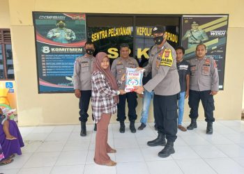 Personil Polsek Bendahara melaksanakan kegiatan jumat berkah dengan memberikan bantuan Infaq sembako kepada para kaum dhuafa dan kaum fakir miskin serta keluarga tidak mampu