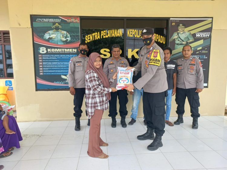 Personil Polsek Bendahara melaksanakan kegiatan jumat berkah dengan memberikan bantuan Infaq sembako kepada para kaum dhuafa dan kaum fakir miskin serta keluarga tidak mampu