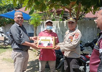Kapolsek Samudera Iptu Saprudin, S.H.M.H beserta anggota, membagikan sembako Kepada warga kurang mampu yang ada di Desa Blang Peuria