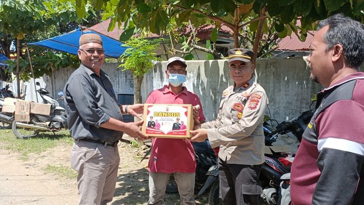 Kapolsek Samudera Iptu Saprudin, S.H.M.H beserta anggota, membagikan sembako Kepada warga kurang mampu yang ada di Desa Blang Peuria