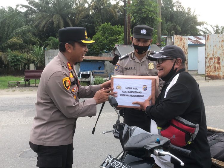 Polres Kuansing dan polsek membagikan sembako kepada Tukang Ojek, Sopir truck dan masyarakat yang membutuhkan yang ada di Kabupaten Kuantan Singingi