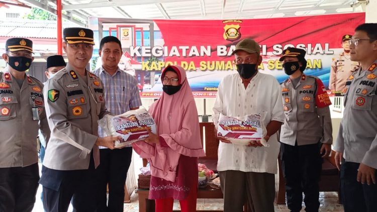 Polda Sumsel menyalurkan bantuan sosial dari Kapolda Irjen Pol Toni Harmanto MH, kepada masyarakat yang membutuhkan di Kecamatan Sako dan Sematang Borang
