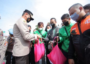 Kepolisian Resor Kota Banyumas melaksanakan bakti sosial dengan menyalurkan bantuan berupa paket beras kepada masyarakat Kab. Banyumas