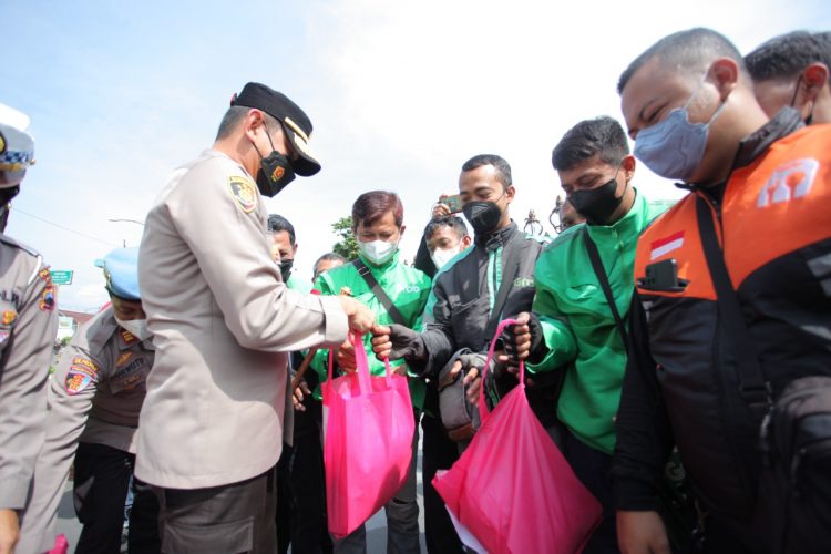 Kepolisian Resor Kota Banyumas melaksanakan bakti sosial dengan menyalurkan bantuan berupa paket beras kepada masyarakat Kab. Banyumas