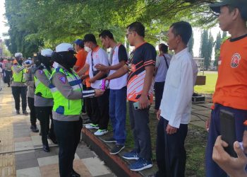 Aksi simpatik ditunjukkan Polwan Polres Purbalingga saat mengamankan aksi unjuk rasa (Unras) Partai Keadilan Sejahtera (PKS) menolak kenaikan BBM