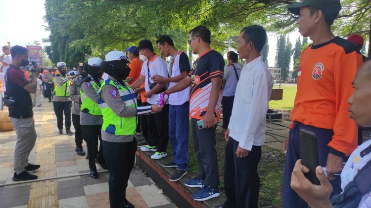 Aksi simpatik ditunjukkan Polwan Polres Purbalingga saat mengamankan aksi unjuk rasa (Unras) Partai Keadilan Sejahtera (PKS) menolak kenaikan BBM