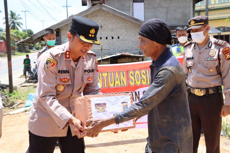 Polres Kuantan Singingi dan polsek jajaran hari ini kembali bagikan 610 paket Bantuan Sosial dalam rangka membantu masyarakat dampak Pengalihan Subsidi BBM