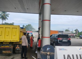 Personel Polsek Dewantara mengimbau petugas di Stasiun Pengisian Bahan Bakar Umum (SPBU) tetap waspada, pesan ini disampaikan personel saat melaksanakan patroli rutin di SPBU Paloh Lada