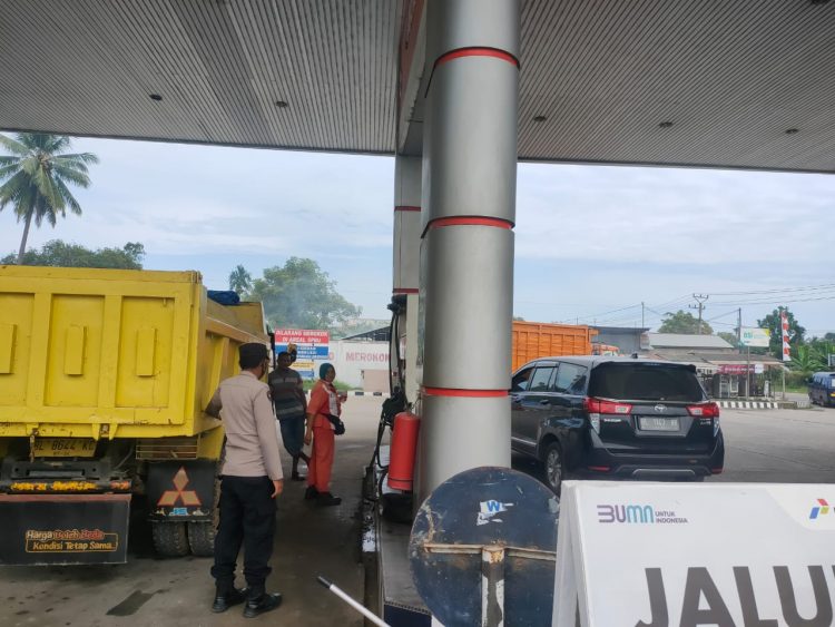 Personel Polsek Dewantara mengimbau petugas di Stasiun Pengisian Bahan Bakar Umum (SPBU) tetap waspada, pesan ini disampaikan personel saat melaksanakan patroli rutin di SPBU Paloh Lada