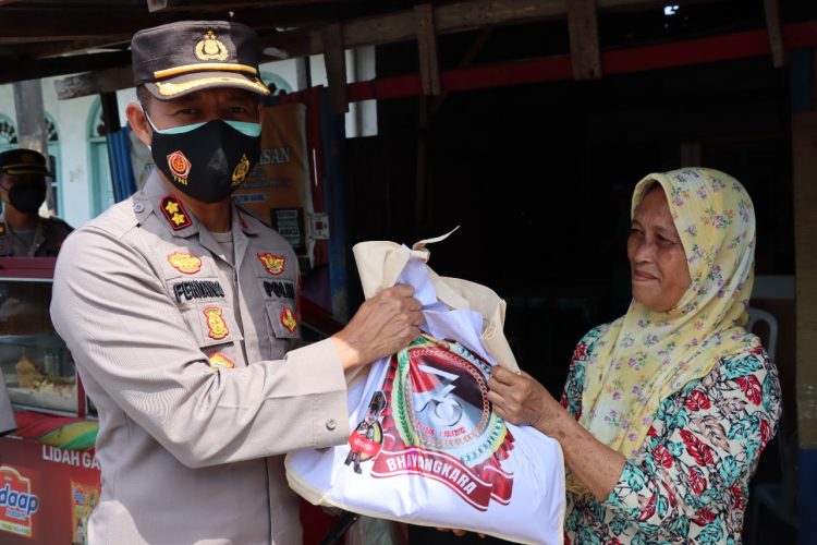 Polres Pematangsiantar melaksanakan kegiatan Bakti Sosial (Bansos), dengan memberikan bantuan sembako kepada masyarakat terdampak penyesuaian harga BBM