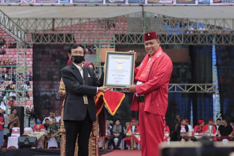 Pemerintah Kota Bekasi adakan pagelaran Pesona Nusantara Bekasi Keren (PNBK), yang melibatkan Sepuluh ribu peserta tampil diacara tersebut