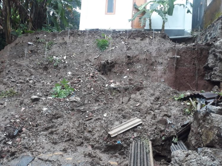 Hujan deras yang mengguyur wilayah Kecamatan Kaligondang, Kabupaten Purbalingga menyebabkan tanah longsor
