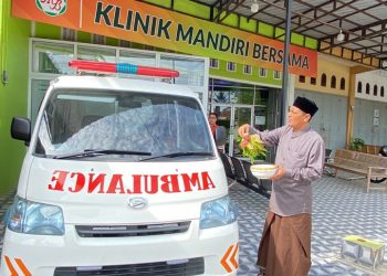 Tgk Muzakir (Waled Lapang) Pimpinan Dayah Darul Muttaqin melakukan acara tepung tawar (Peusijuek) Ambulance, UGD dan Rawat Inap Klinik Mandiri Bersama Parang Sikureung