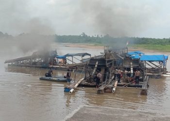 Personil gabungan Polres Kuantan Singingi Riau di Pimpin langsung Kapolres Kuansing AKBP Rendra Oktha Dinata, SIK M. Si lakukan bersih - bersih Operasi Penertiban Kegiatan ilegal Penambngan Emas Tanpa Ijin (PETI)