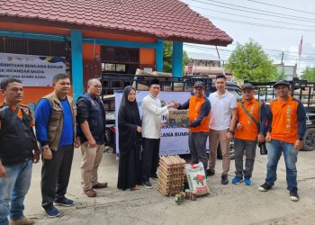 Satgas Bencana BUMN Aceh dari PT Pupuk Iskandar Muda (PT PIM) menyalurkan bantuan untuk korban bencana banjir dan tanah longsor di Aceh Selatan
