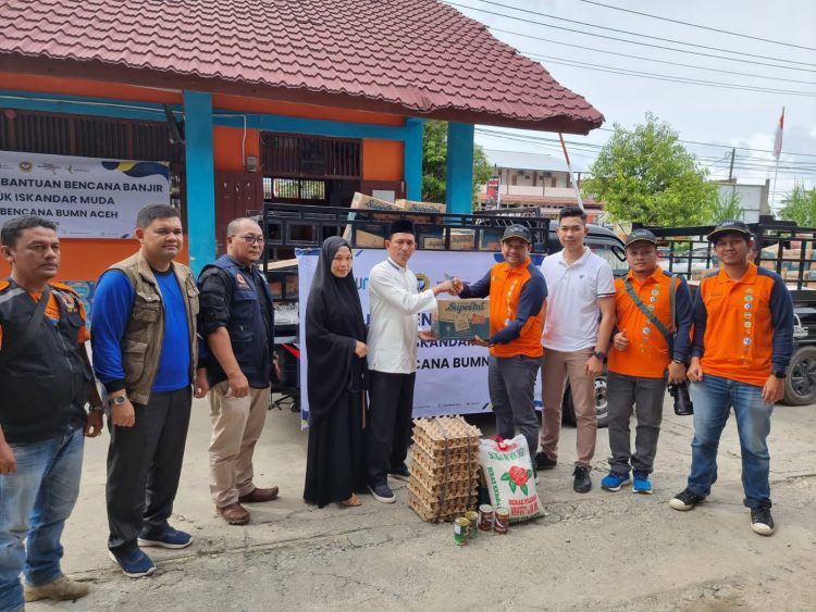 Satgas Bencana BUMN Aceh dari PT Pupuk Iskandar Muda (PT PIM) menyalurkan bantuan untuk korban bencana banjir dan tanah longsor di Aceh Selatan