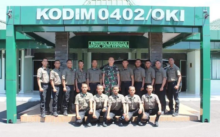 Sebanyak 17 personil anggota komponen cadangan (Komcad) yang baru kembali pendidikan selama 3 bulan di Rindam II/Swj, diterima langsung oleh Dandim 0402/OKI Letkol Inf Hendra Saputra, S.Sos.,M.M.,M.I.Pol