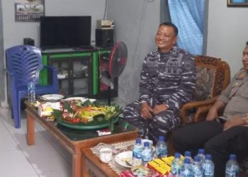 Kapolsek Tempilang IPTU A. Mukhlis, SH, SE. beserta personil memberikan kejutan dengan berkunjung Mako Pos Angkatan laut Tempilang Kabupaten Bangka Barat dengan memberikan tumpeng pada peringatan HUT ke-77 TNI AL