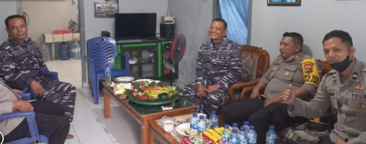 Kapolsek Tempilang IPTU A. Mukhlis, SH, SE. beserta personil memberikan kejutan dengan berkunjung Mako Pos Angkatan laut Tempilang Kabupaten Bangka Barat dengan memberikan tumpeng pada peringatan HUT ke-77 TNI AL