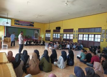 Binmas Polres Aceh Tamiang melaksanakan sosialisasi tentang sehubungan dengan terjadinya peristiwa tawuran antar pelajar bertempat di Aula SMK N 2 Karang baru