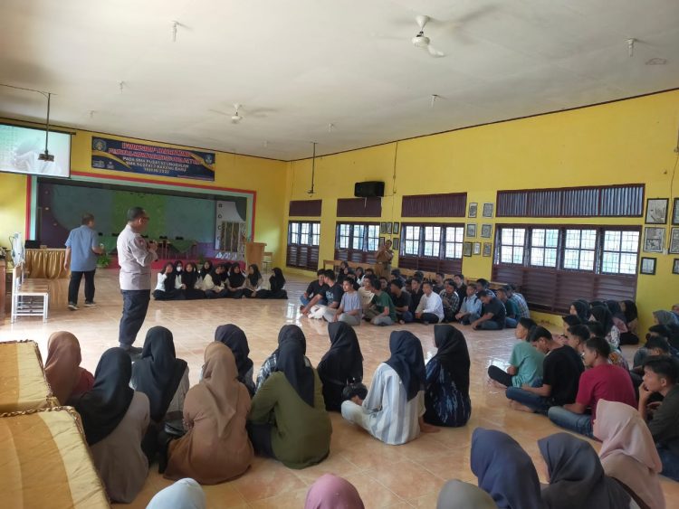 Binmas Polres Aceh Tamiang melaksanakan sosialisasi tentang sehubungan dengan terjadinya peristiwa tawuran antar pelajar bertempat di Aula SMK N 2 Karang baru