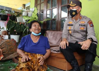 Jajaran Polres Pematangsiantar kembali menyalurkan bantuan sembako kepada para masyarakat secara door to door