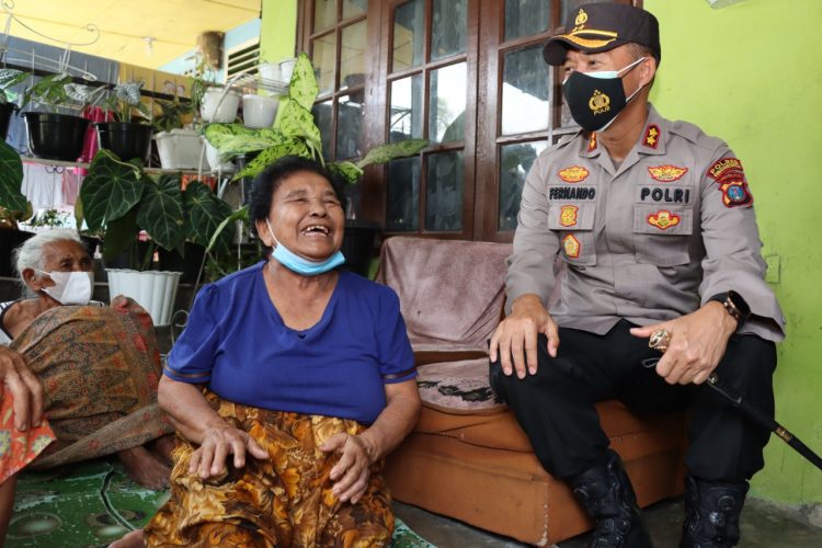 Jajaran Polres Pematangsiantar kembali menyalurkan bantuan sembako kepada para masyarakat secara door to door