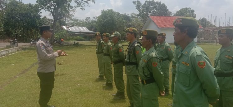 Polsek Kaligondang memberikan pelatihan kemampuan Linmas Desa Lamongan, Kecamatan Kaligondang, Kabupaten Purbalingga