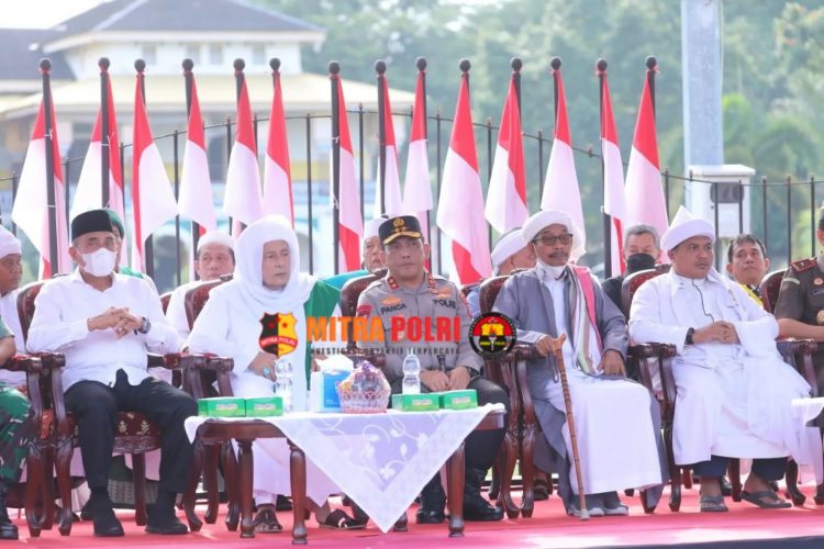Forum Komunikasi Pimpinan Daerah (Forkopimda) Sumatera Utara menggelar Kirab Merah Putih di Istana Maimun