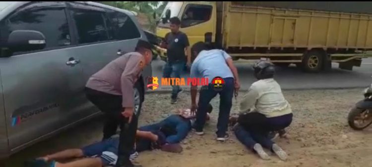 Aksi heroik Polisi dalam penyergapan sebuah mobil Kijang Inova yang melintas dijalan Lintas Sumatera