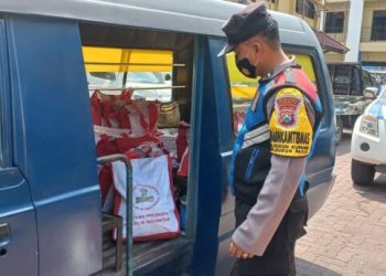 Bansos sembako dari Presiden RI H.Ir.Joko Widodo kepada para pengemudi dan pedagang kaki lima