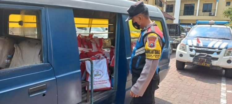 Bansos sembako dari Presiden RI H.Ir.Joko Widodo kepada para pengemudi dan pedagang kaki lima