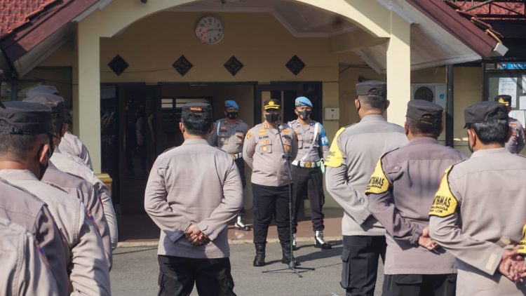 Kapolres Polres Purbalingga AKBP Era Johny Kurniawan memimpin apel Bhabinkamtibmas di halaman Mapolres Purbalingga