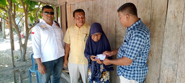 Juraini, seorang nenek berusia 60 tahun warga gampong Padang Baru kecamatan Susoh kabupaten Aceh Barat Daya (Abdya) hidup sebatang kara di sebuah kios