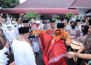 Kapolda Sumut Irjen Pol. Drs. R. Z. Panca Putra S, M.Si menyambut hangat kedatangan Habib Luthfi beserta rombongan