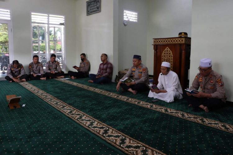 Polda Sumatera Utara melalui Polres Dairi melaksanakan Pembinaan Rohani dan Mental (Binrohtal) bagi seluruh Personil dan Asn Polres Dairi