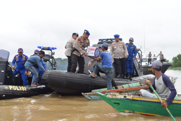 (Polda) Sumatera Selatan (Sumsel) melalui Ditpolairud membagikan bantuan sembako kepada masyarakat di perairan Borang, Kabupaten Banyuasin