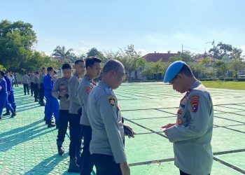 Kasi Propam Polres Bangka Barat IPDA Miohan dan anggotanya, melakukan pemeriksaaan yang meliputi simpang tampang anggota, pemeriksaan surat-surat diantaranya KTP, SIM, STNK, dan juga kartu tanda anggota (KTA)