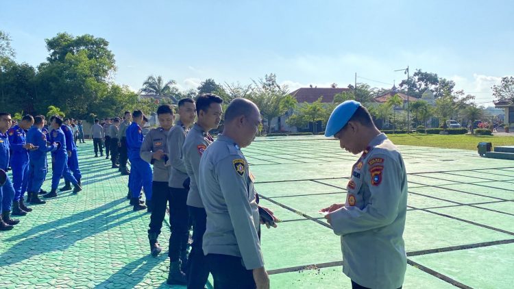 Kasi Propam Polres Bangka Barat IPDA Miohan dan anggotanya, melakukan pemeriksaaan yang meliputi simpang tampang anggota, pemeriksaan surat-surat diantaranya KTP, SIM, STNK, dan juga kartu tanda anggota (KTA)