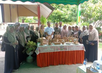 Tim pembina dan penilai one village one product (OVOP) dari Kementerian Perindustrian RI Kunjugan kerja untuk menilai ke sentra kerajinan Eceng Gondok Kelompok Ceurahi Gampong Cot Seurani