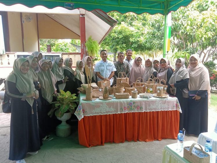 Tim pembina dan penilai one village one product (OVOP) dari Kementerian Perindustrian RI Kunjugan kerja untuk menilai ke sentra kerajinan Eceng Gondok Kelompok Ceurahi Gampong Cot Seurani