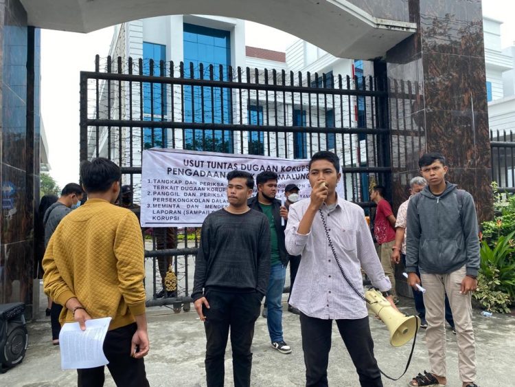 Satuan Mahasiswa dan Pemuda Anti Korupsi (SAMPAI) Provinsi Sumatera Utara (Provsu) melaporkan dinas pemberdayaan masyarakat nagori kabupaten Simalungun (DPMN) ke Kejaksaan Tinggi Sumatera Utara (Kejatisu)