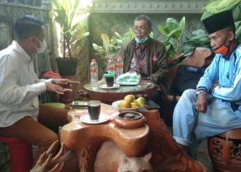 Baihaki Akbar selaku pendamping bersama pemangku wilayah dan warga Nambangan akan mengambil langkah hukum untuk melaporkan pabrik Sosis CV Anugrah Artha Abadi