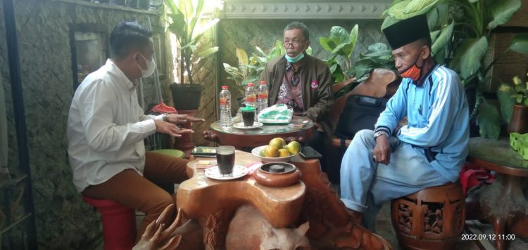 Baihaki Akbar selaku pendamping bersama pemangku wilayah dan warga Nambangan akan mengambil langkah hukum untuk melaporkan pabrik Sosis CV Anugrah Artha Abadi