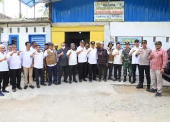 Penjabat Bupati Aceh Utara Azwardi, AP, MSi, secara khusus mendatangi lokasi usaha pertanian terpadu (integrated farming) yang dimiliki Badan Usaha Milik Gampong (BUMG) di Gampong Seumirah