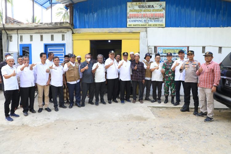 Penjabat Bupati Aceh Utara Azwardi, AP, MSi, secara khusus mendatangi lokasi usaha pertanian terpadu (integrated farming) yang dimiliki Badan Usaha Milik Gampong (BUMG) di Gampong Seumirah
