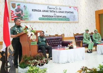 Panglima Kodam II/Sriwijaya Mayjen TNI Hilman Hadi, S.I.P., M.B.A., M.Han., didampingi Ketua Persit Kartika Chandra Kirana Pengurus Daerah II/Swj Ny. Hesti Hilman Hadi, dan rombongan melakukan kunjungan kerja ke Markas Korem 042/Garuda Putih
