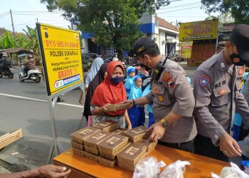 Polsek Sokaraja Jateng menggelar kegiatan Jum'at Berkah berupa pembagian makanan kepada warga disekitar Mapolsek Sokaraja