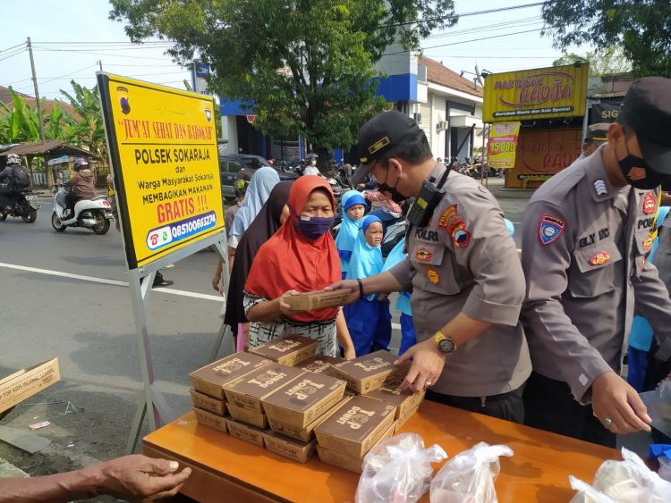 Polsek Sokaraja Jateng menggelar kegiatan Jum'at Berkah berupa pembagian makanan kepada warga disekitar Mapolsek Sokaraja